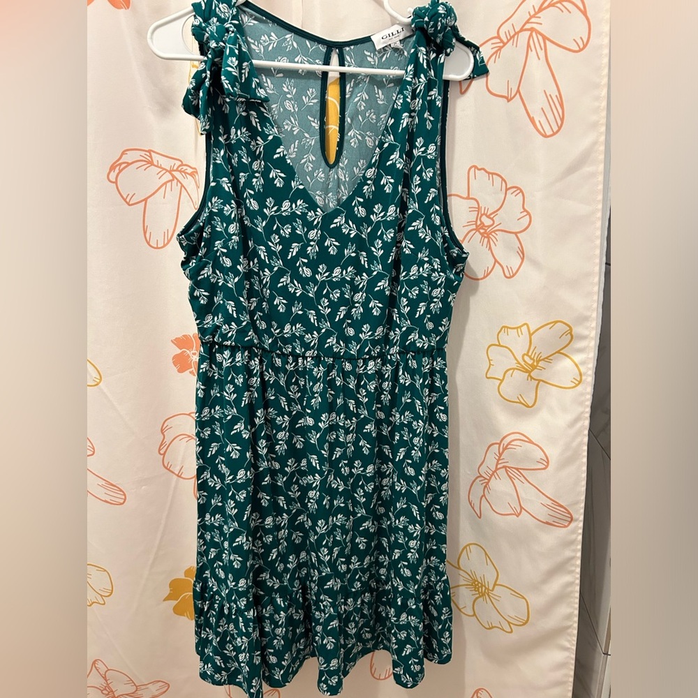 Cute Green mini dress with ruffles and white flower detail